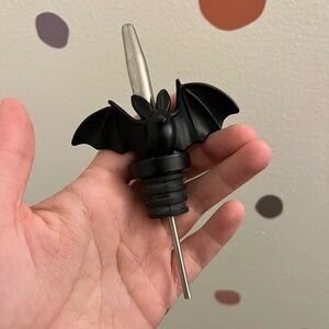 HALLOWEEN BAT LIQUOR POUR SPOUT